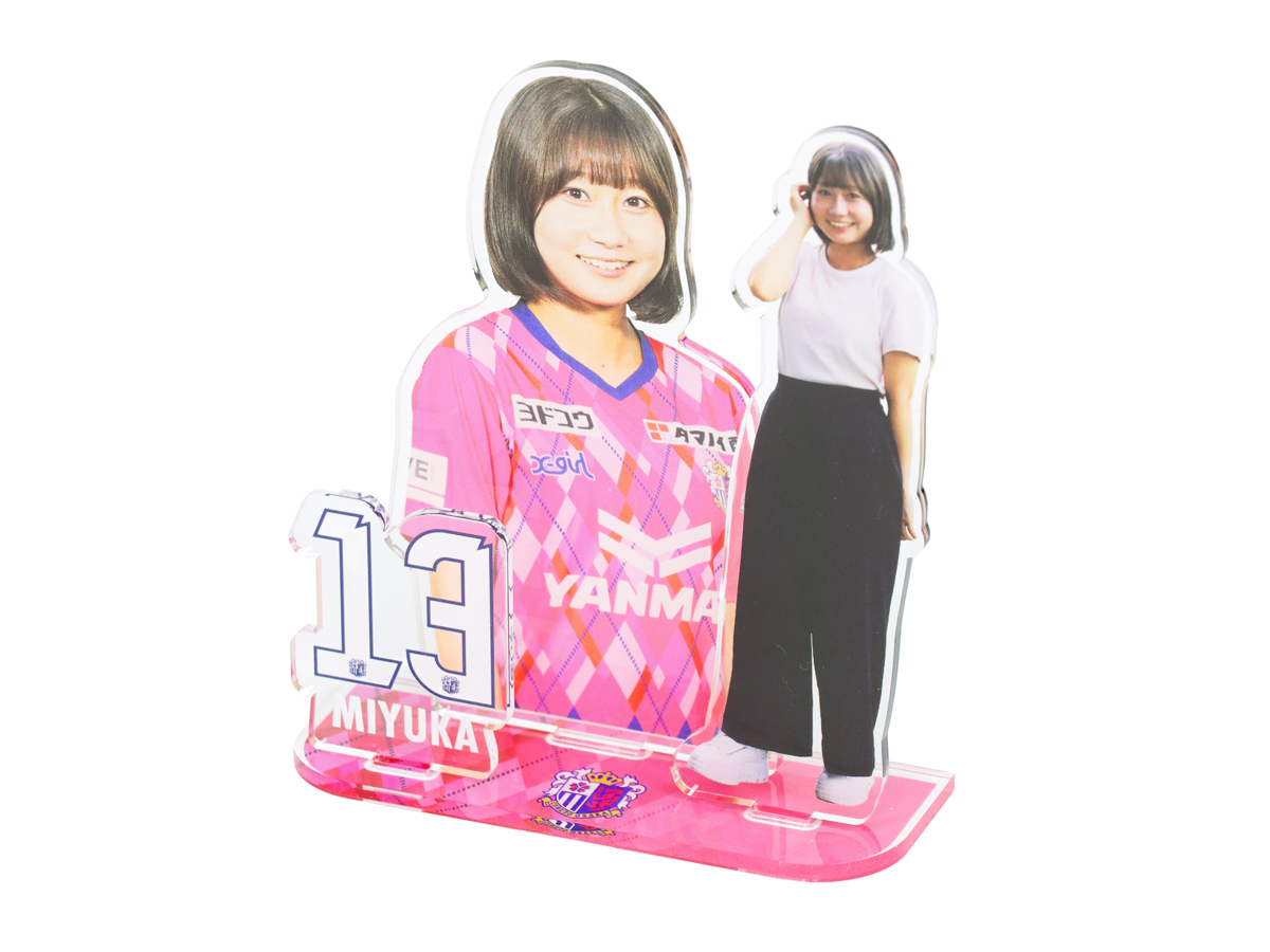 アクリルスタンドや応援グッズなど新商品を販売