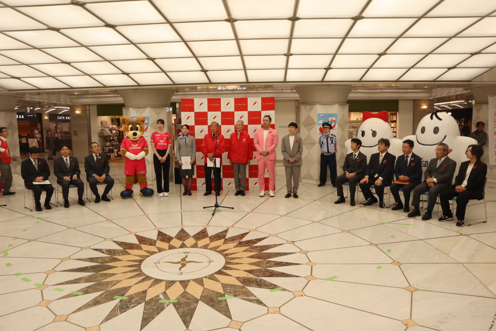 ロビーとセレッソ大阪応援ナビゲーターが「赤い羽根共同募金運動