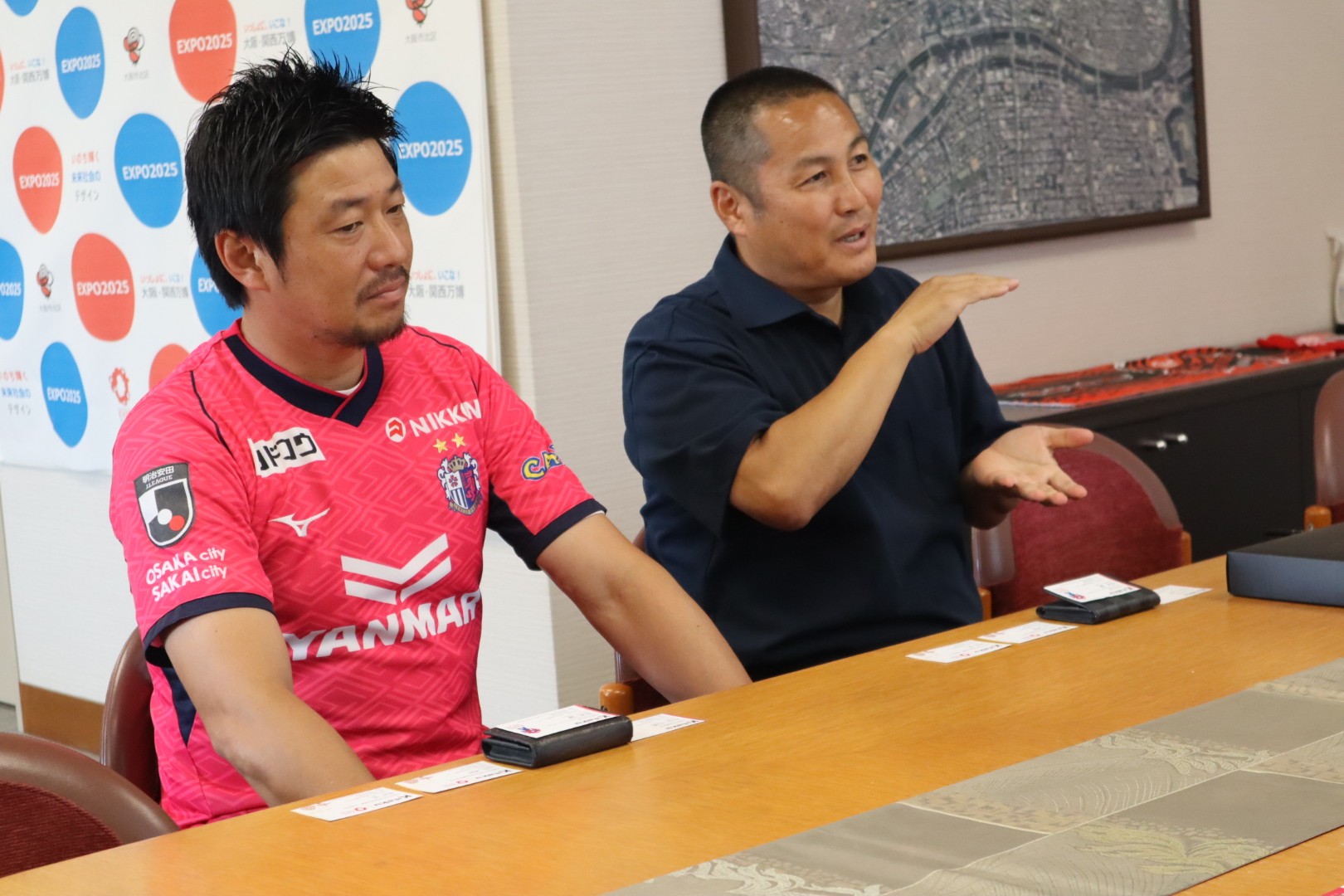 森島寛晃会長、酒本憲幸アンバサダーが北区役所を表敬訪問しま
