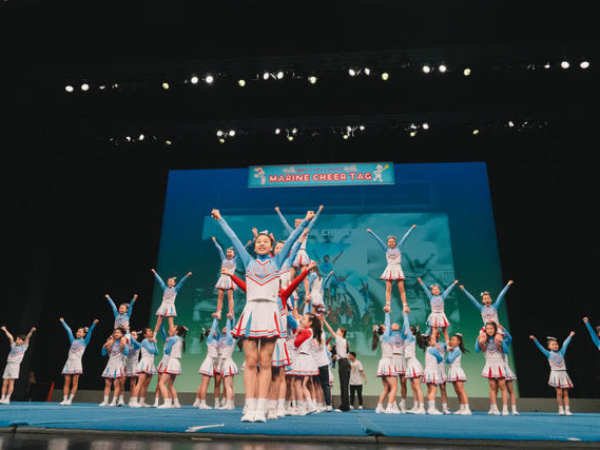 WAKUWAKUステージに「堺チアリーディングクラブ”MARINE”」が出演