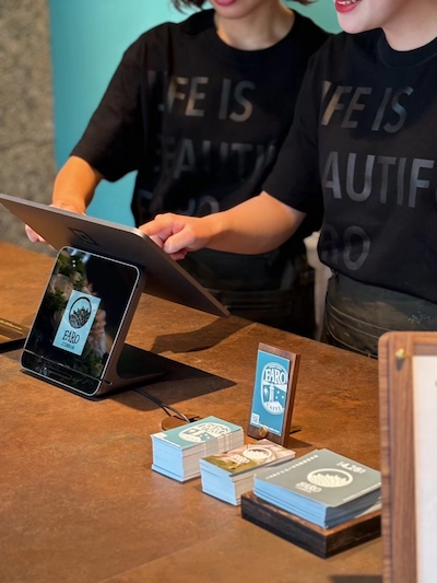 店頭でタブレットを確認しながら連携するFAROスタッフ
