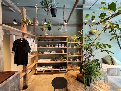 緑や植物に囲まれたFARO渋谷神南店の店内