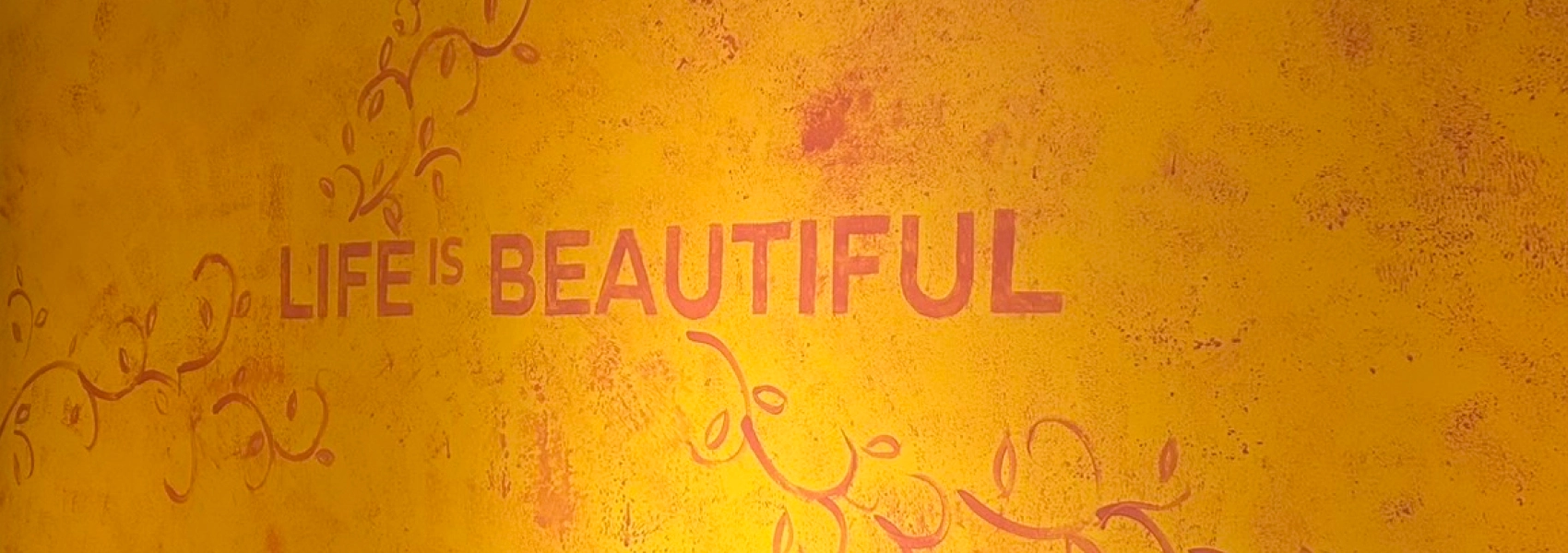 LIFE IS BEAUTIFULの言葉が描かれたFAROの壁