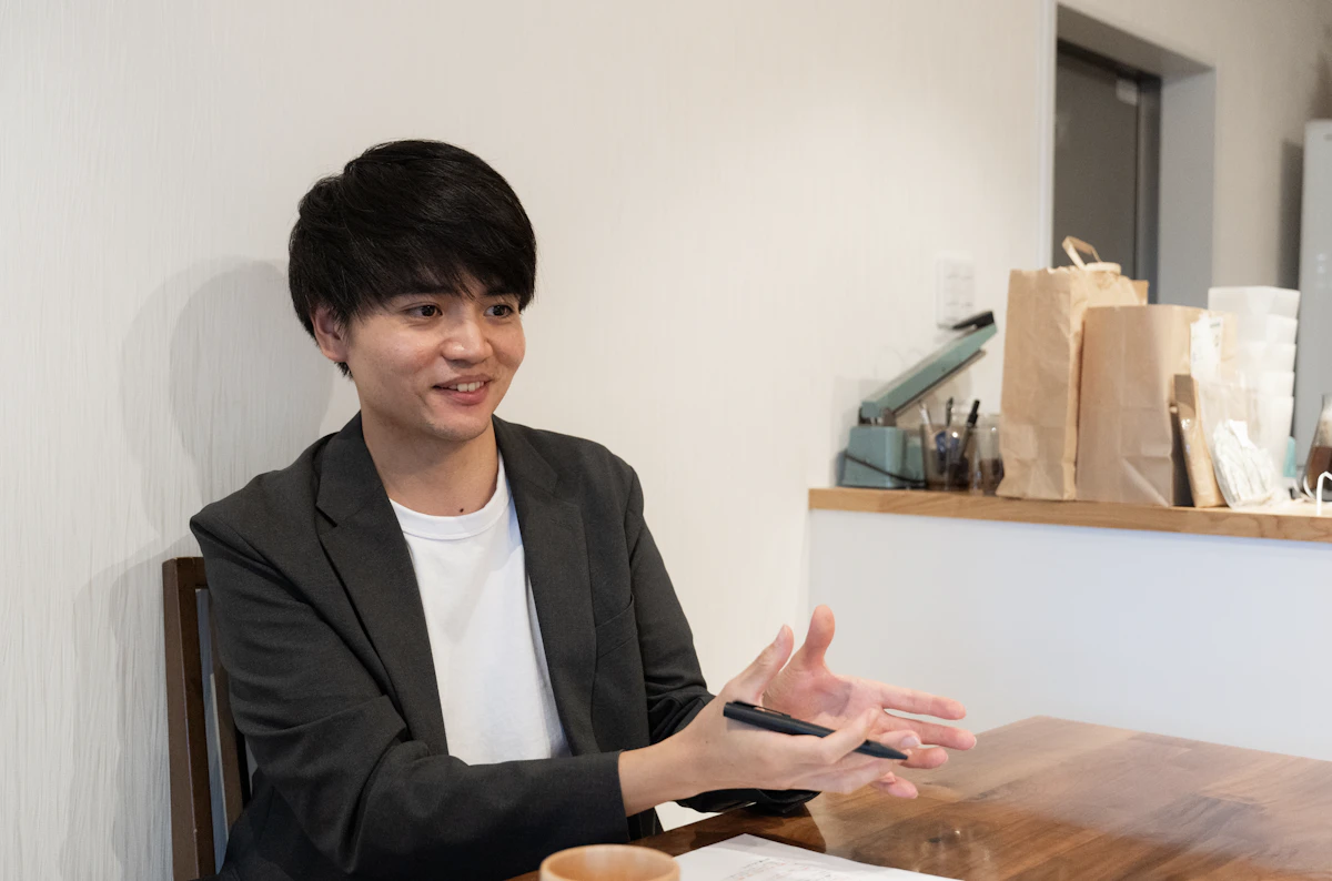 インタビューで話すルミノスタジオの安藤宏起