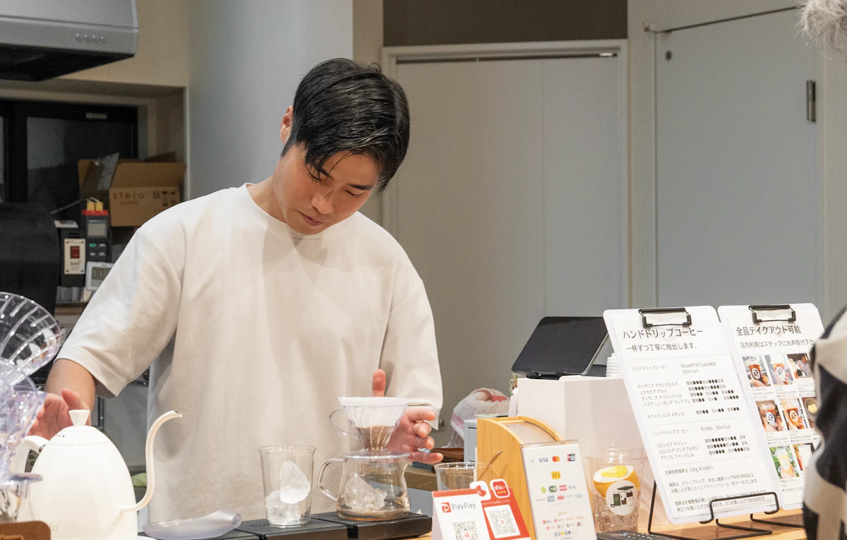 店頭でハンドドリップのコーヒーを淹れる見澤幸輝さん