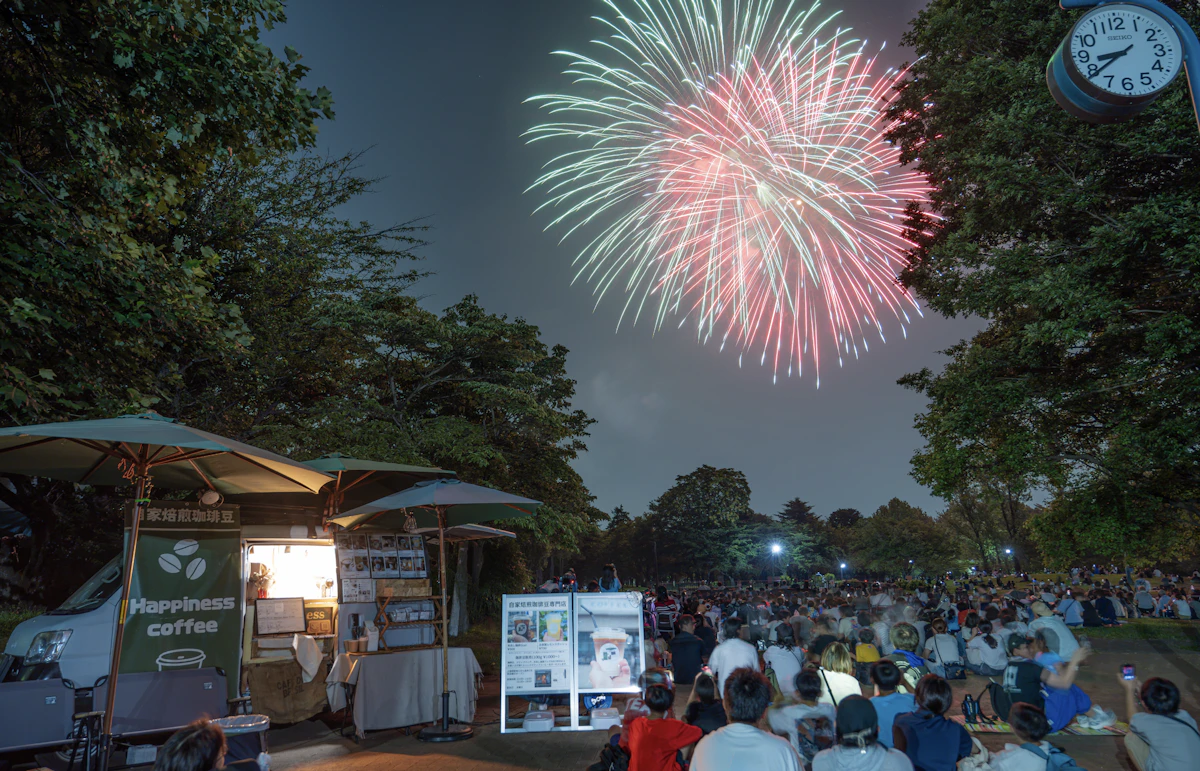 花火が上がる夜の彩の森入間公園に出店するキッチンカー