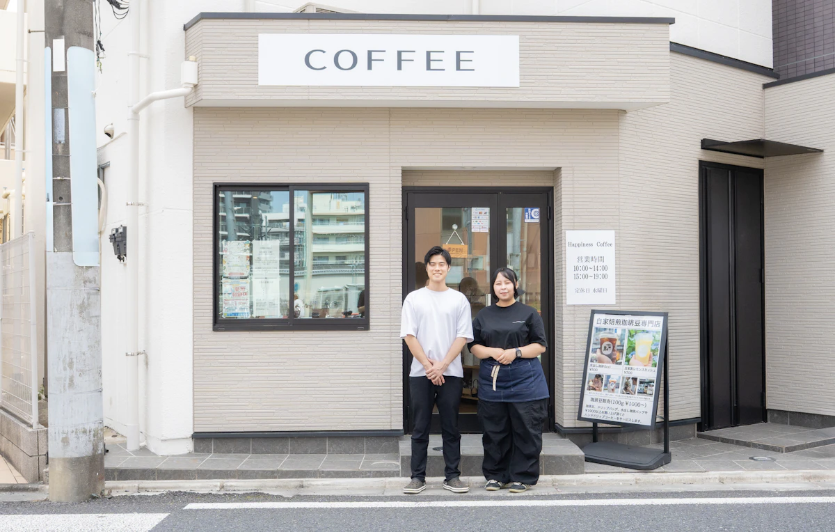 Happiness Coffee上福岡の実店舗の前に立つ見澤幸輝さんとアユさん
