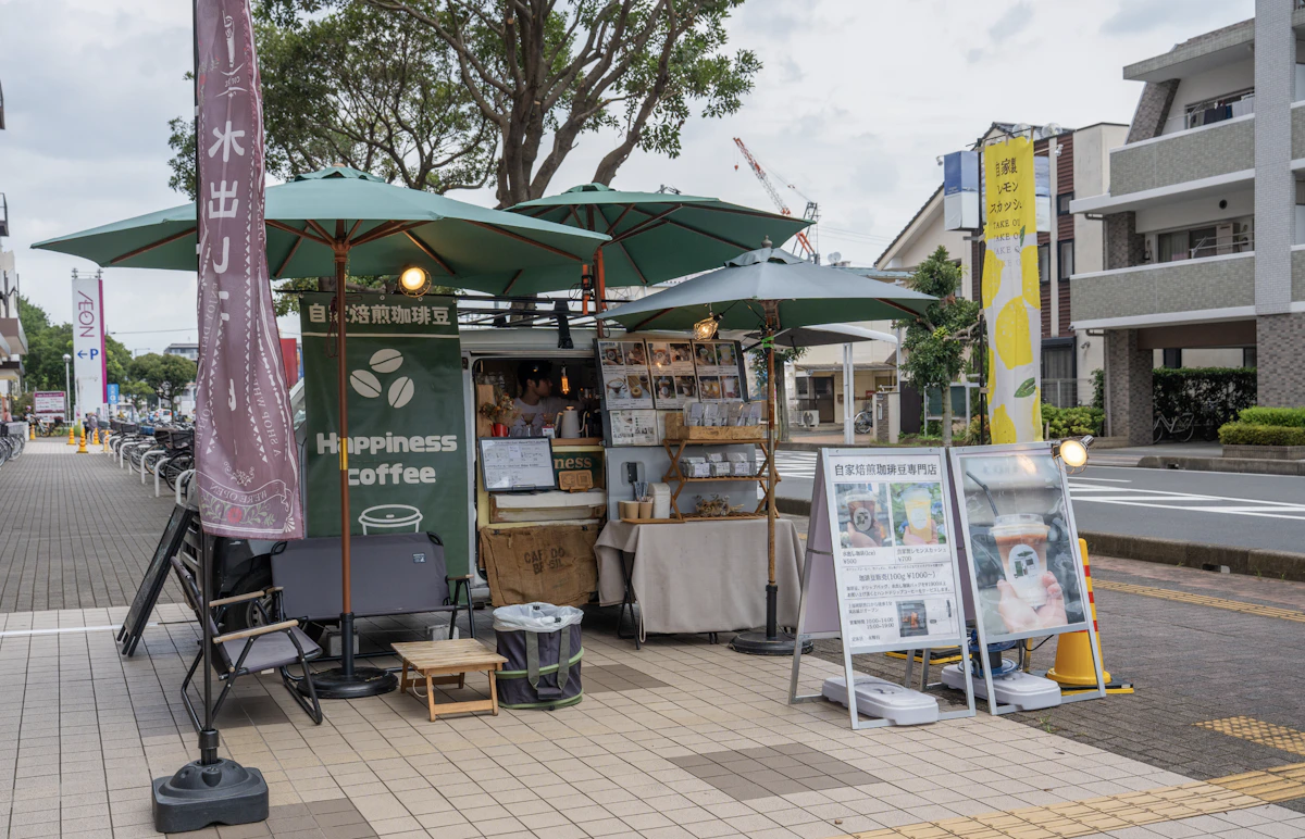 スーパー前に出店していた頃のHappiness Coffeeのキッチンカー