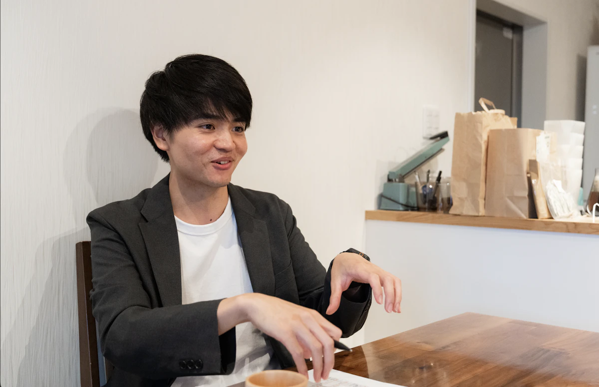 インタビューで話すルミノスタジオの安藤宏起