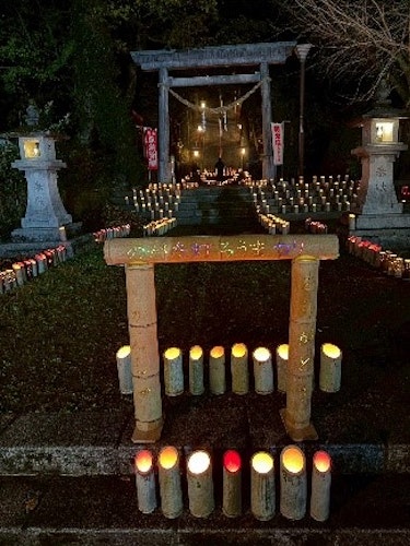 照日神社境内を彩ります
