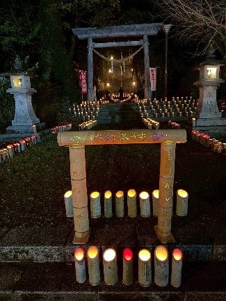 照日神社境内を彩ります