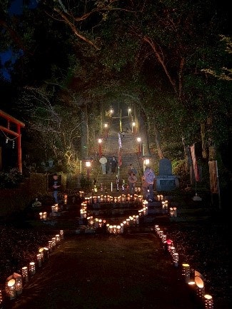 照日神社境内を彩ります