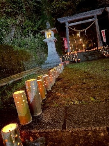 照日神社境内を彩ります