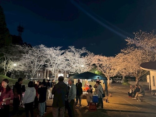 照日神社境内を彩ります