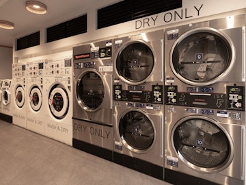 對於中長期住宿來說非常便利的投幣式洗衣房