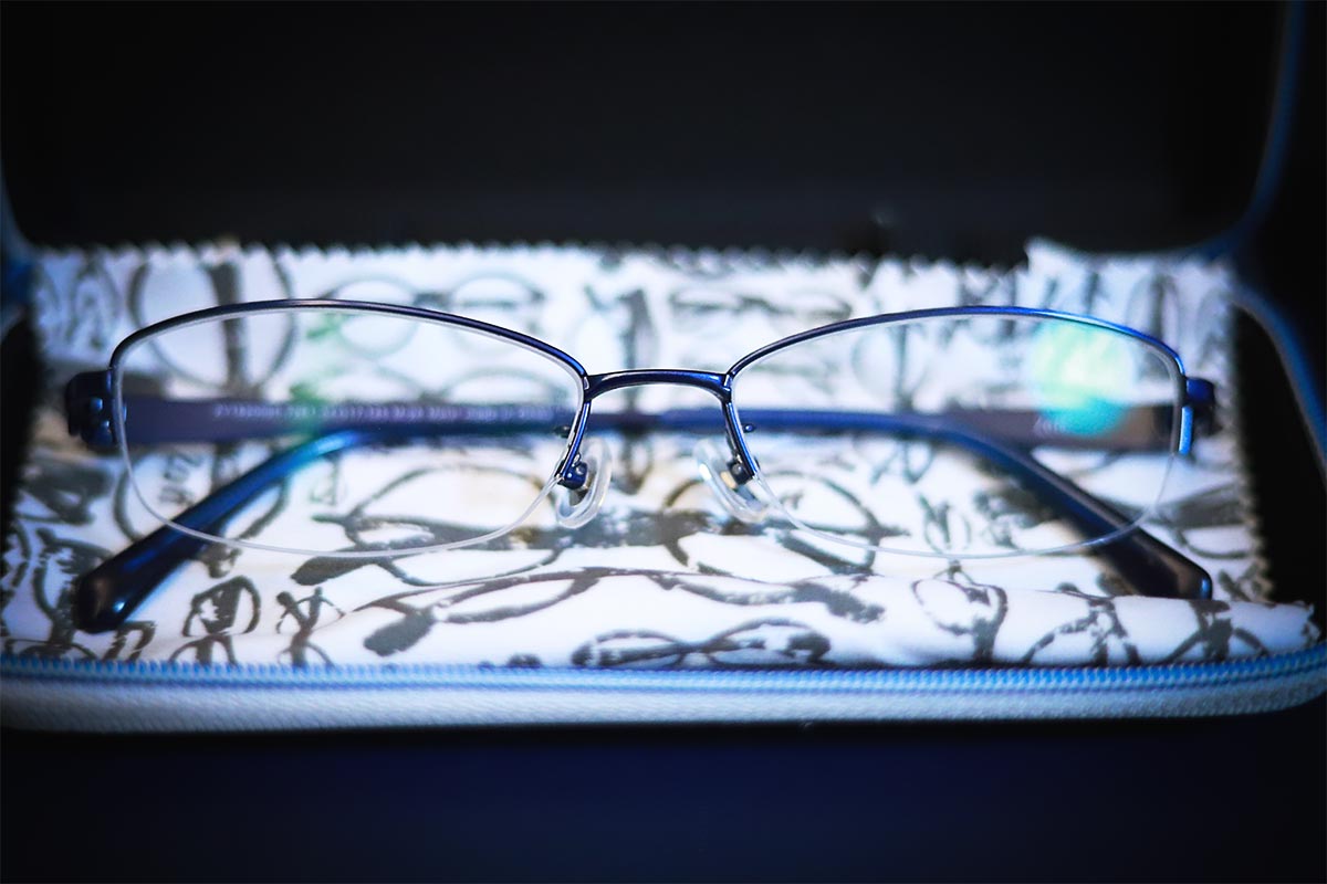 両眼視力0.7くらいの私が初メガネを作った話。支障があるならメガネを作ろう