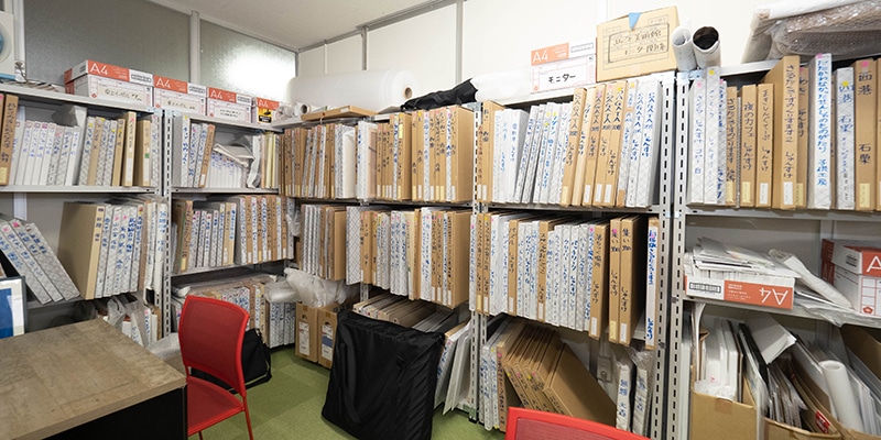 事務所の一角には、総勢27名の作家陣がこれまでに制作してきた、数多くのアートが保管されている。