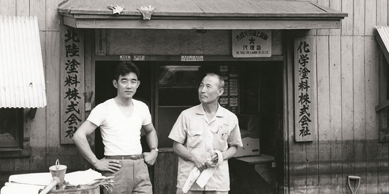 新潟地震直後の写真。小田嶋社長の祖父であり、創業者の壽明氏（写真右）。