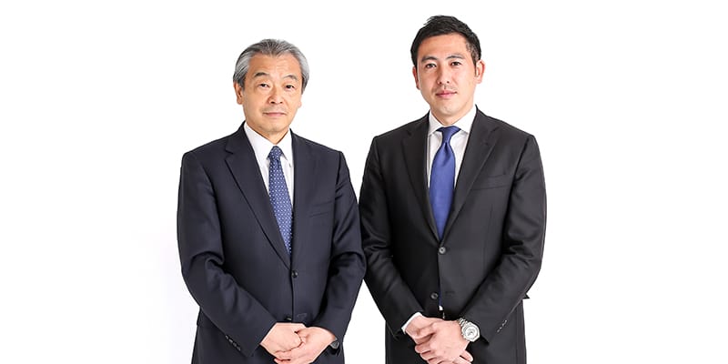 山本社長の父であり、創業者の善政会長（写真左）。