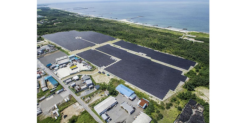 新潟市北区の大規模太陽光発電所「新潟海辺の森ソーラーパーク」。年間およそ4,400世帯分の電力を発電している。