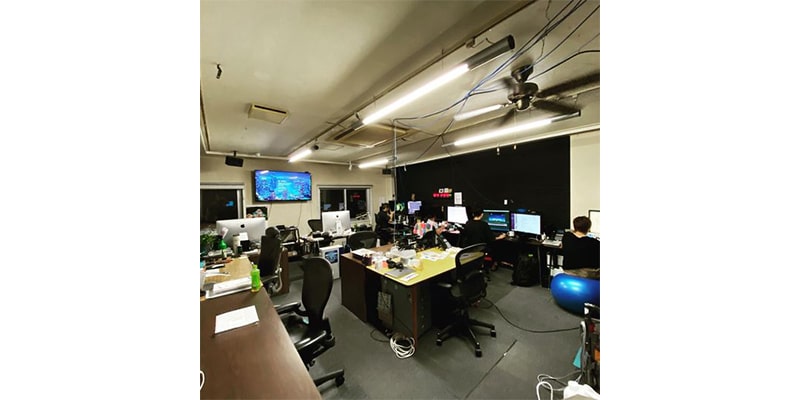 社員数は2020年12月時点で9名。「社員の状況が、そこに居れば分かるように」という丸山社長の意向で、社長室はなく、オフィスはワンフロア。