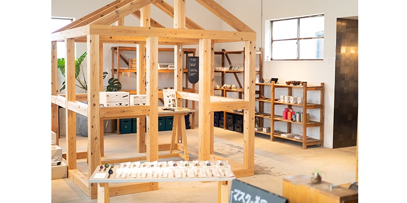 社屋に隣接する「FACTORY FRONT」。生活雑貨のセレクトショップで、誰でも気軽に立ち寄れる。