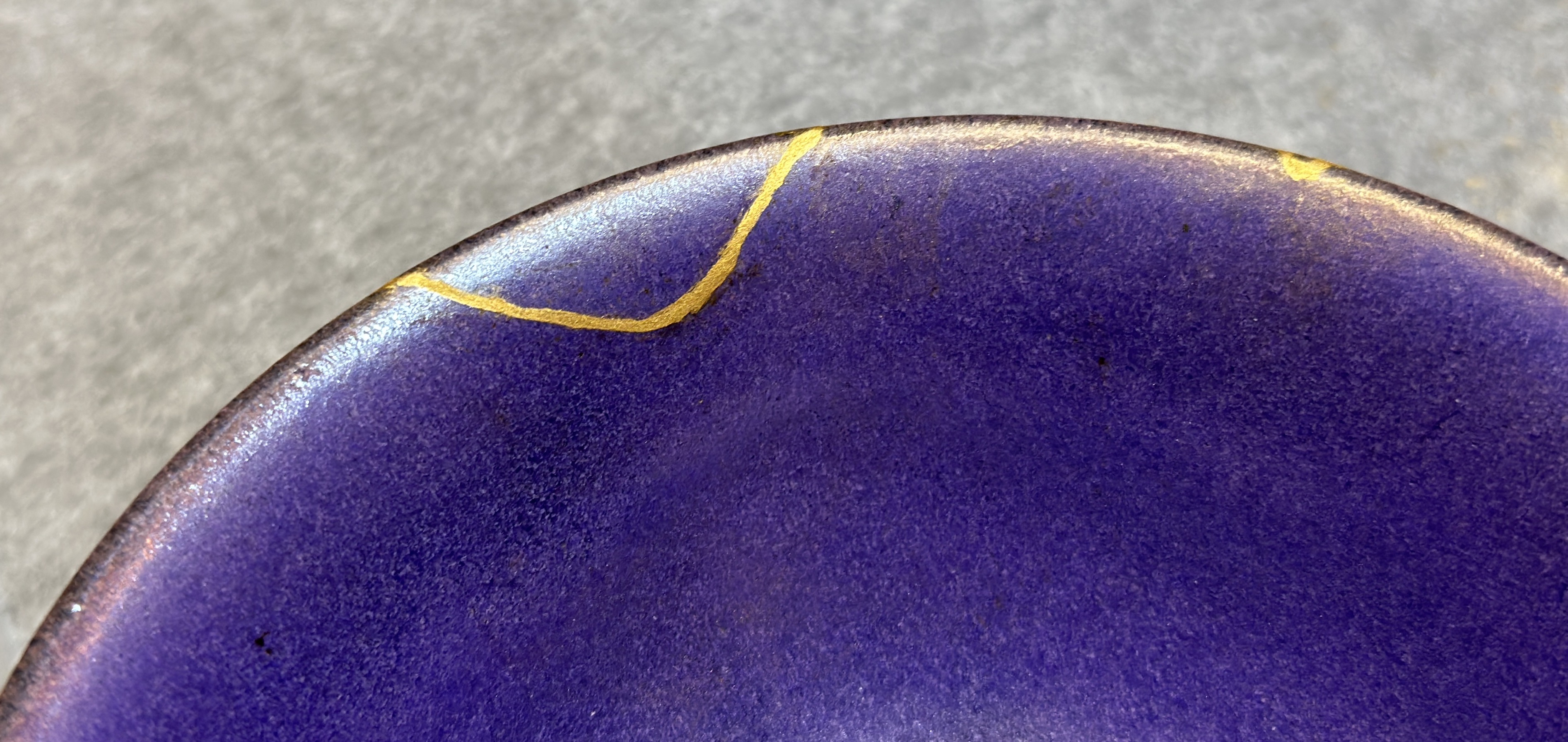 写真:茶わんの余計な金粉が取れている