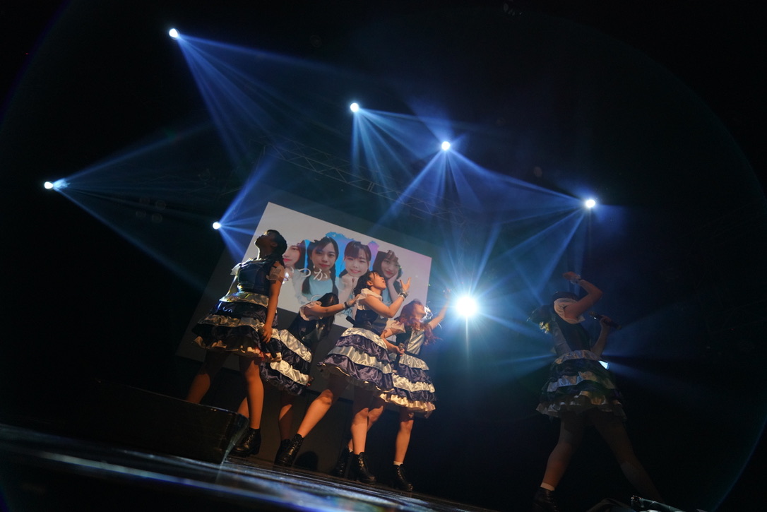 安達友香さんがアイドルコピーダンススクールで舞台に立っている写真