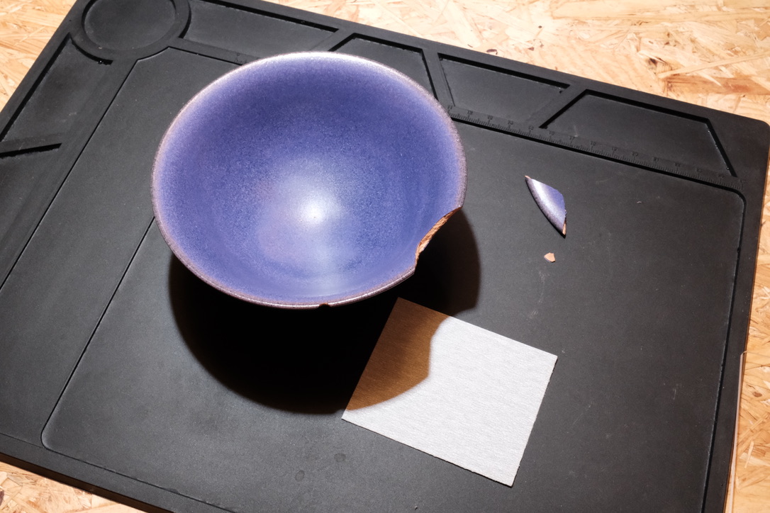 写真:割れた茶わんとやすり