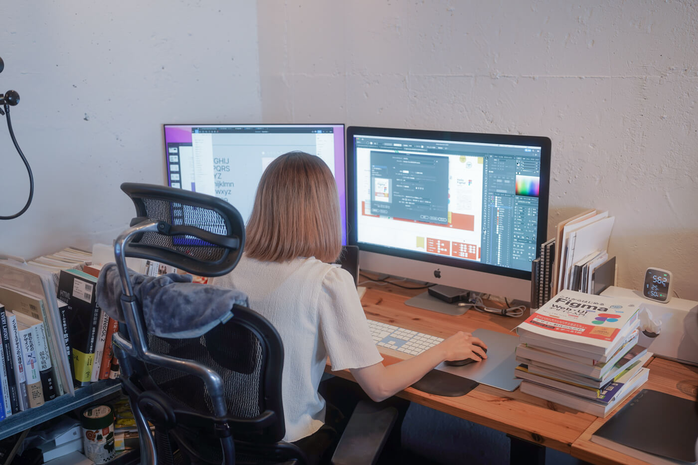 表紙データをPCで作成しているデザイナーの写真