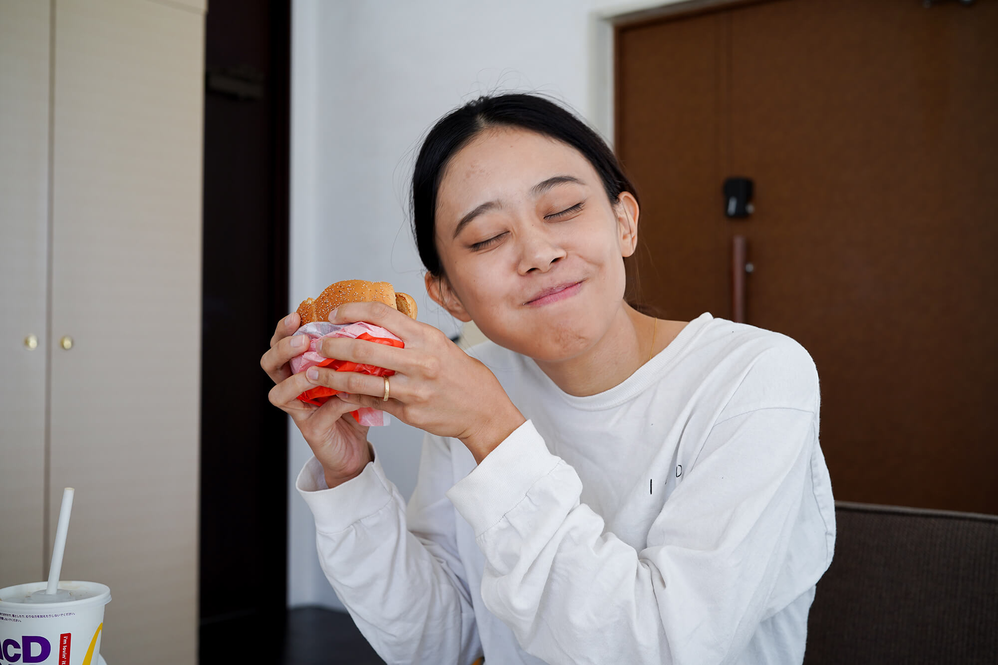 necco社員インタビュー龍神さん-マックを食べて幸せそうな顔をしている