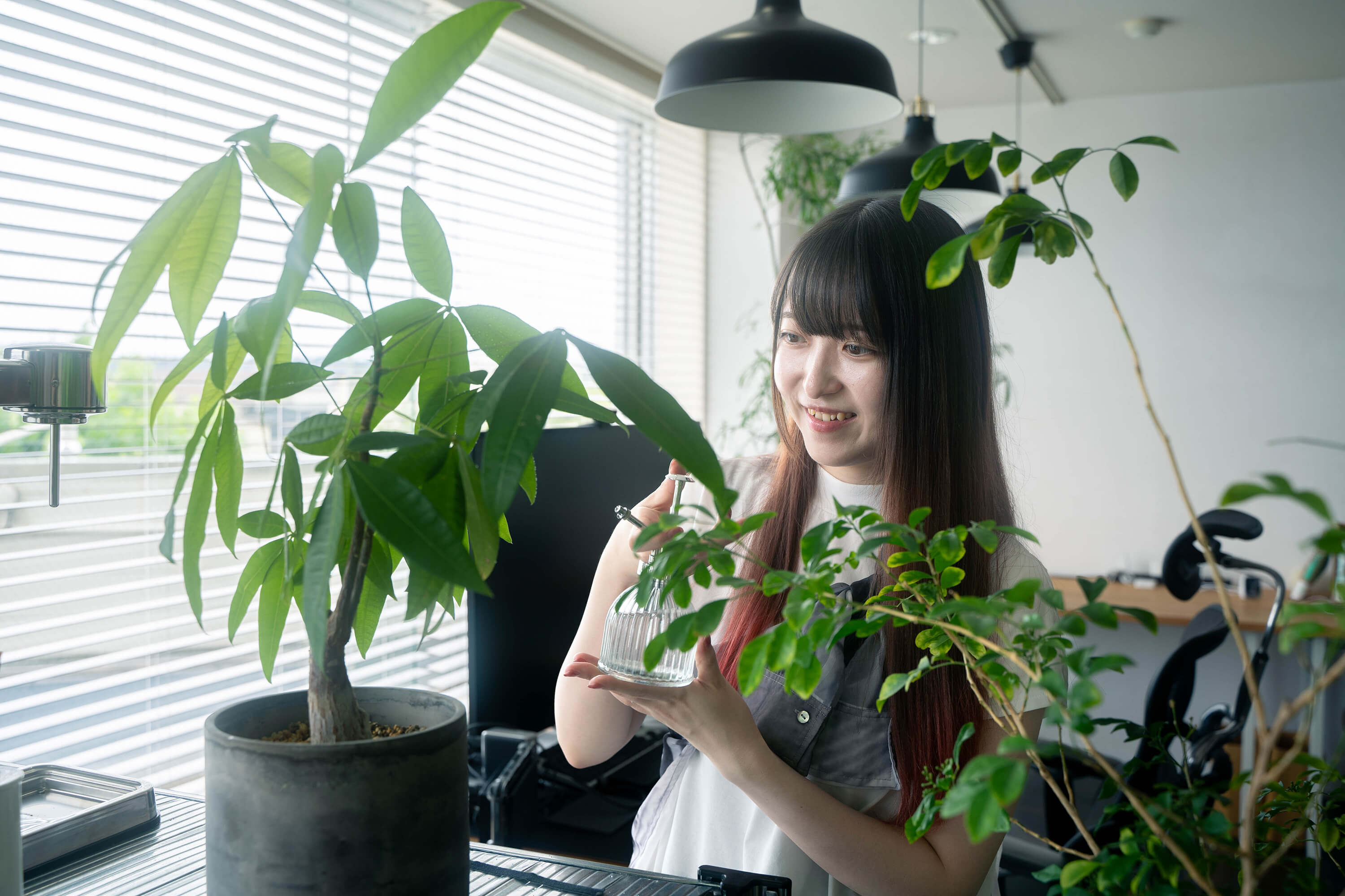 オフィスで植物を愛でる髙木さん