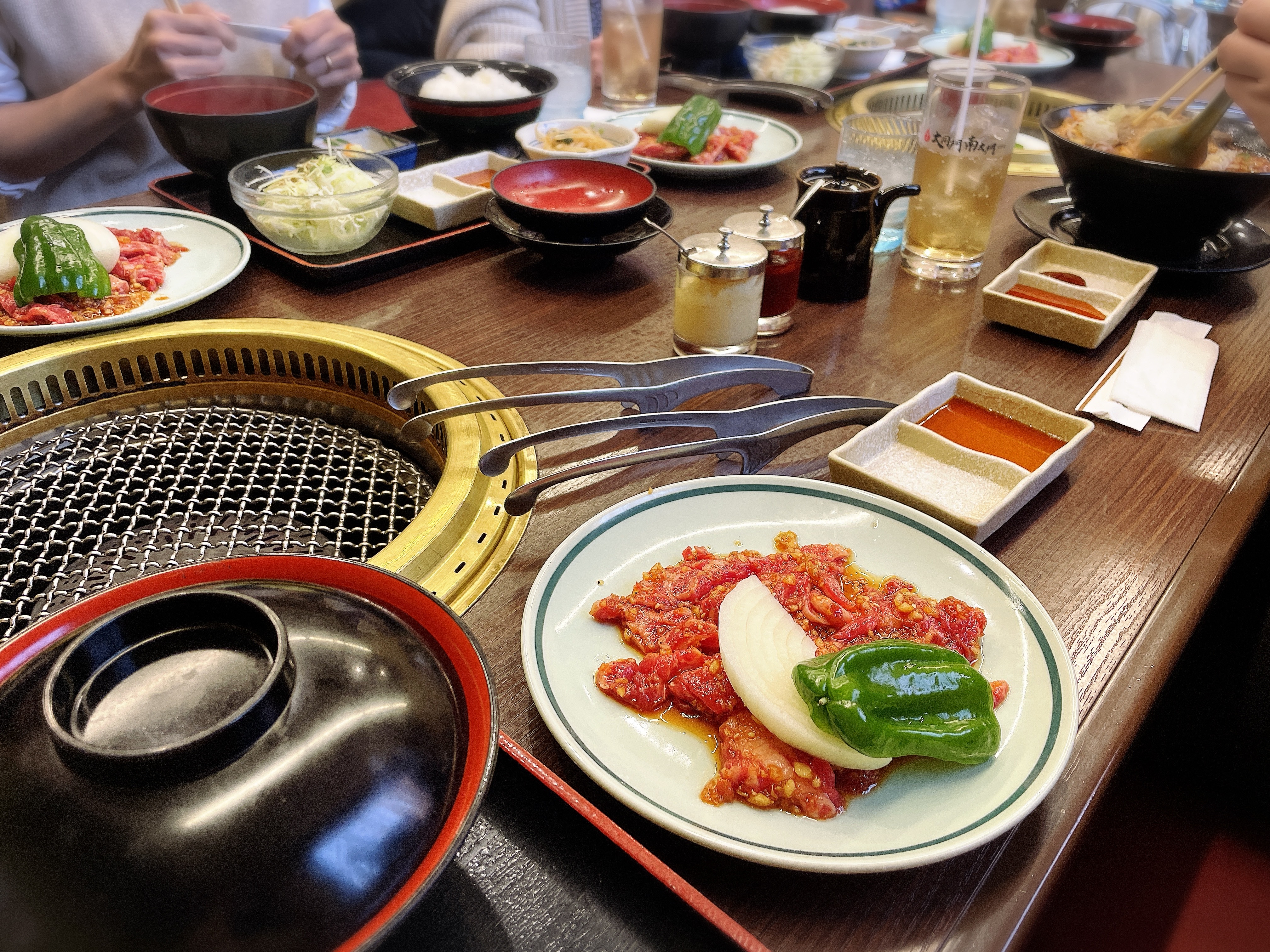 大同門でランチを食べている様子。手前にはりんごカルビランチ、奥にはカルビラーメンなども見える。