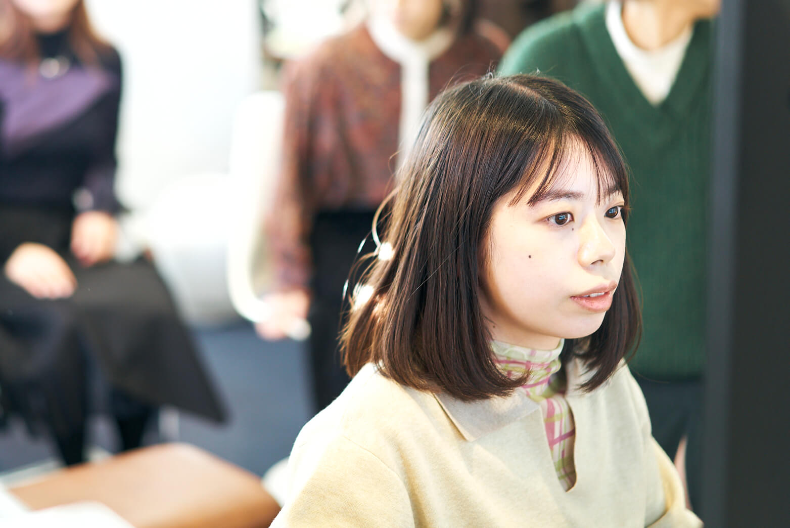 安達友香さんが真剣に画面を見ている写真