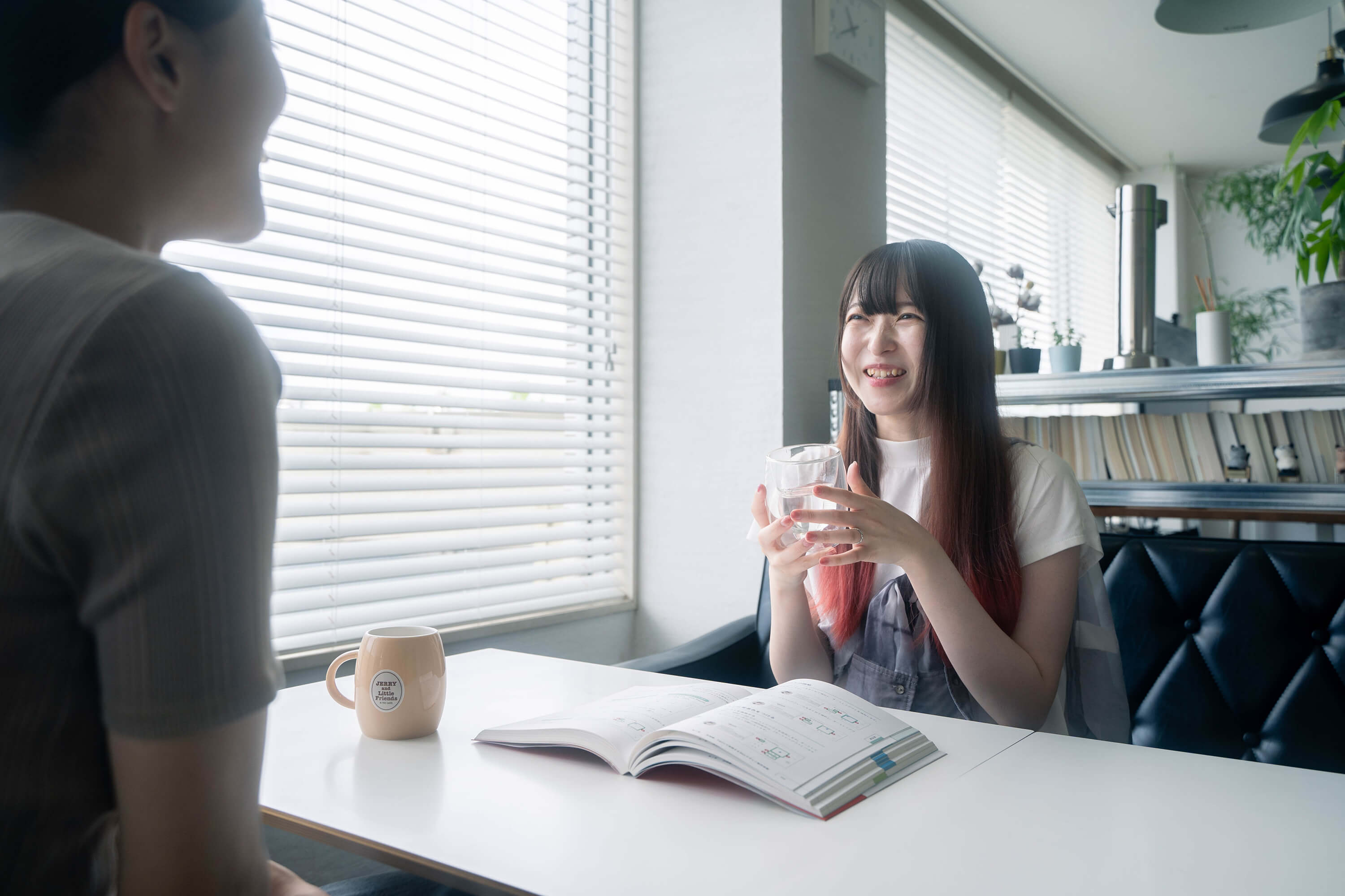 オフィスで談笑する髙木さん