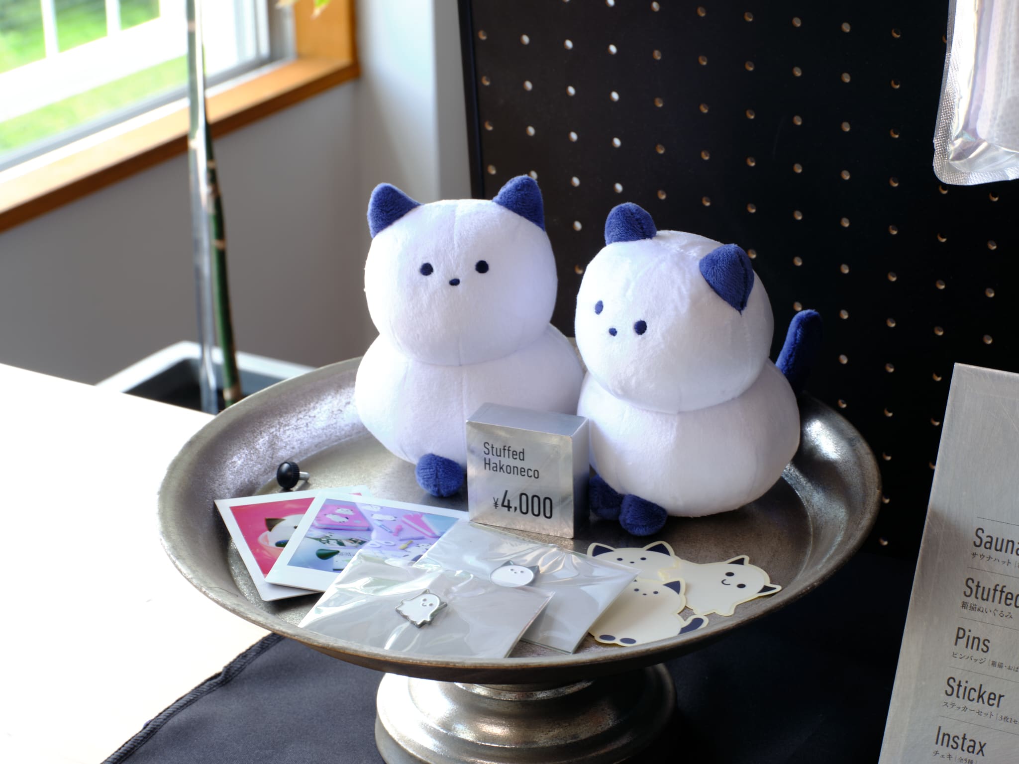 スタンドに乗る箱猫ちゃんぬいぐるみ