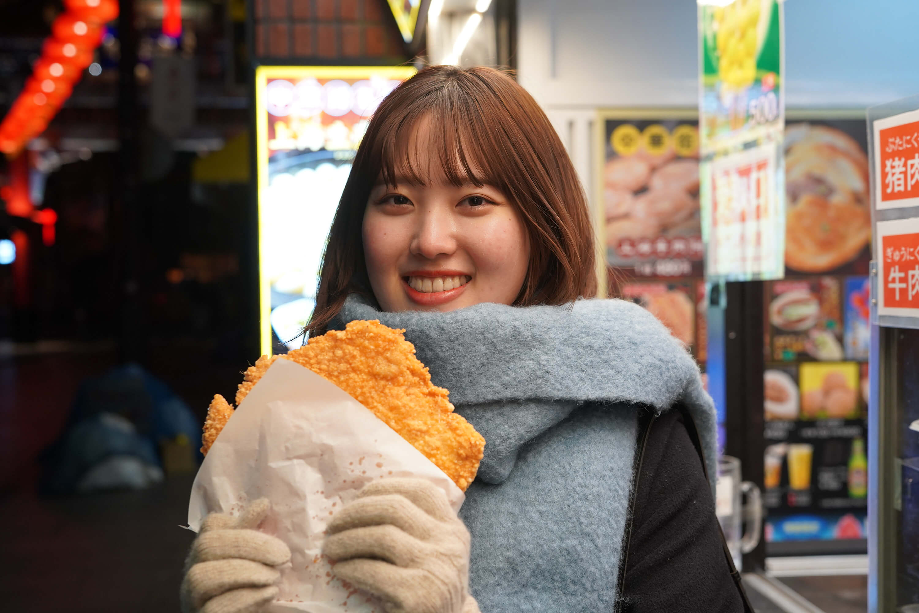 中川小雪さんがビッグカツを持って笑っている画像