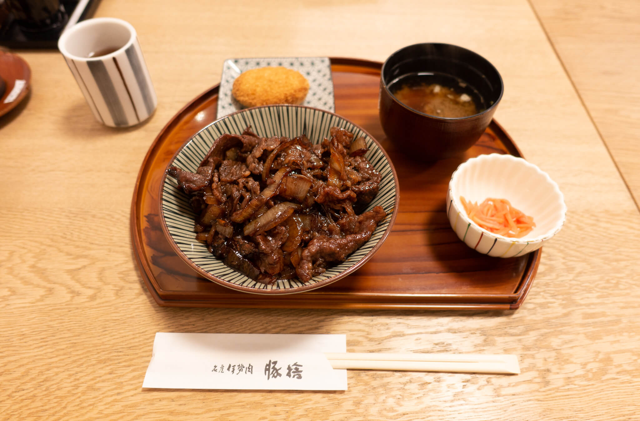 豚捨の上牛丼の写真