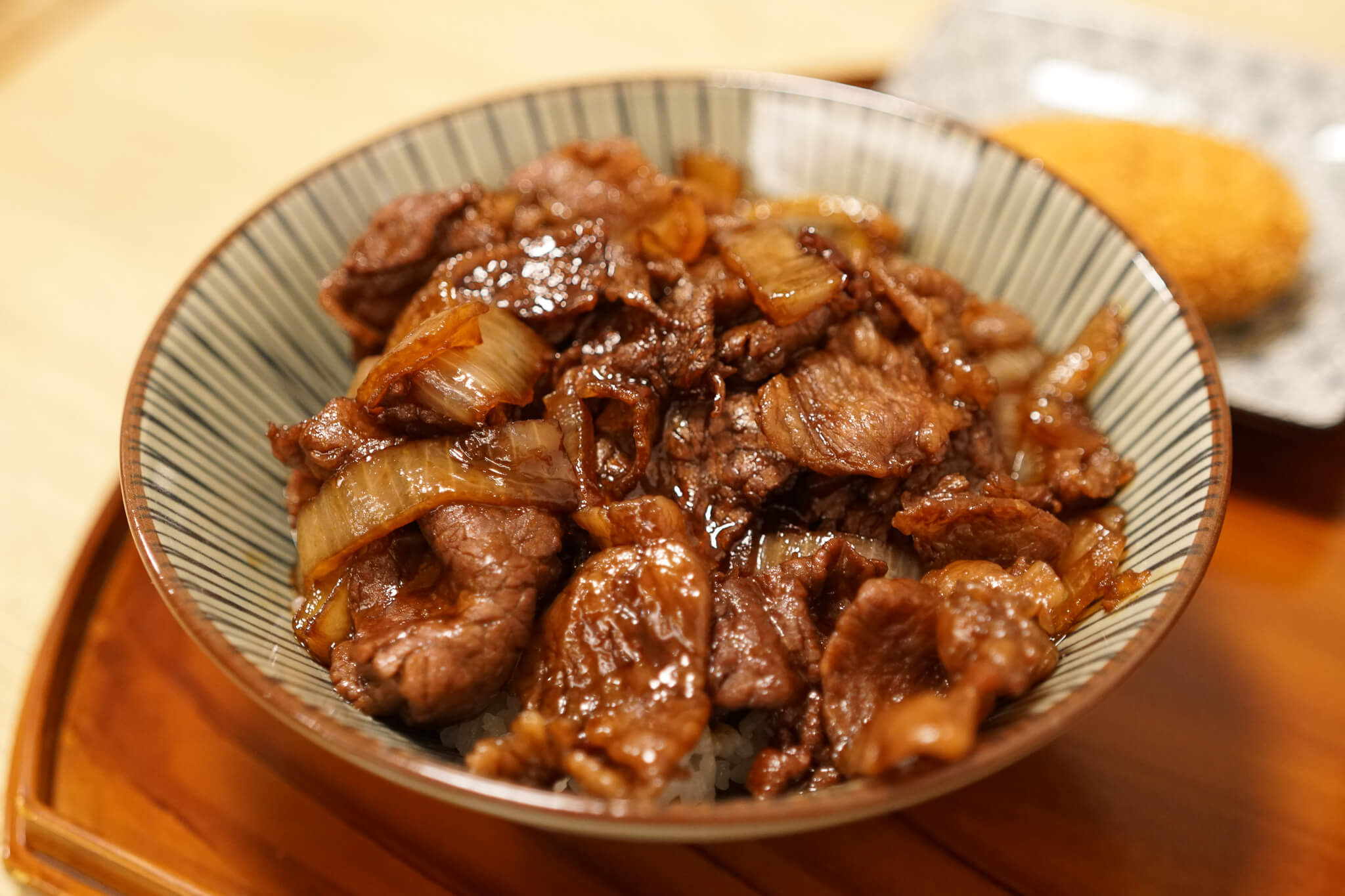 豚捨の上牛丼の写真