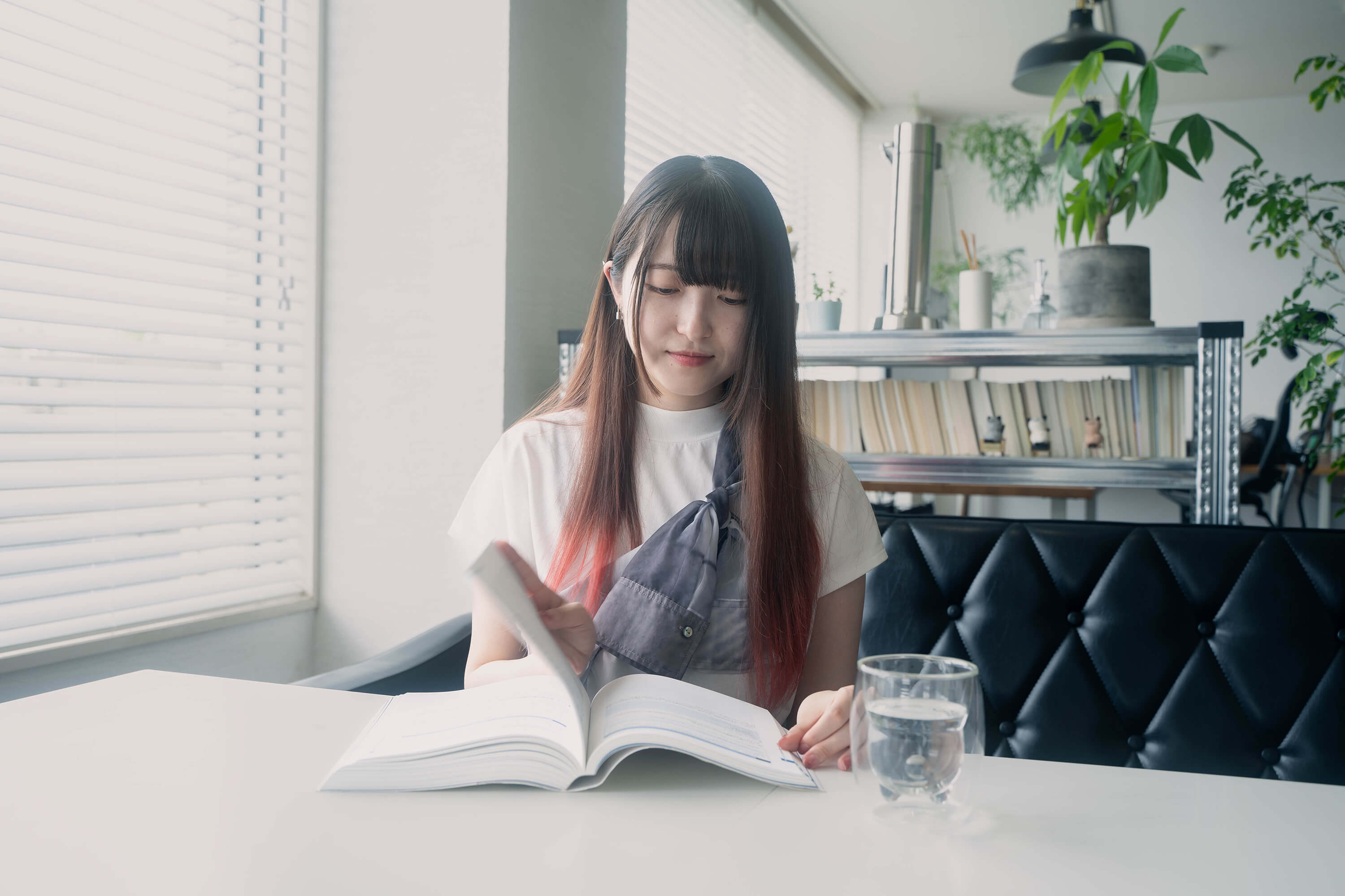 オフィスで読書する髙木さん