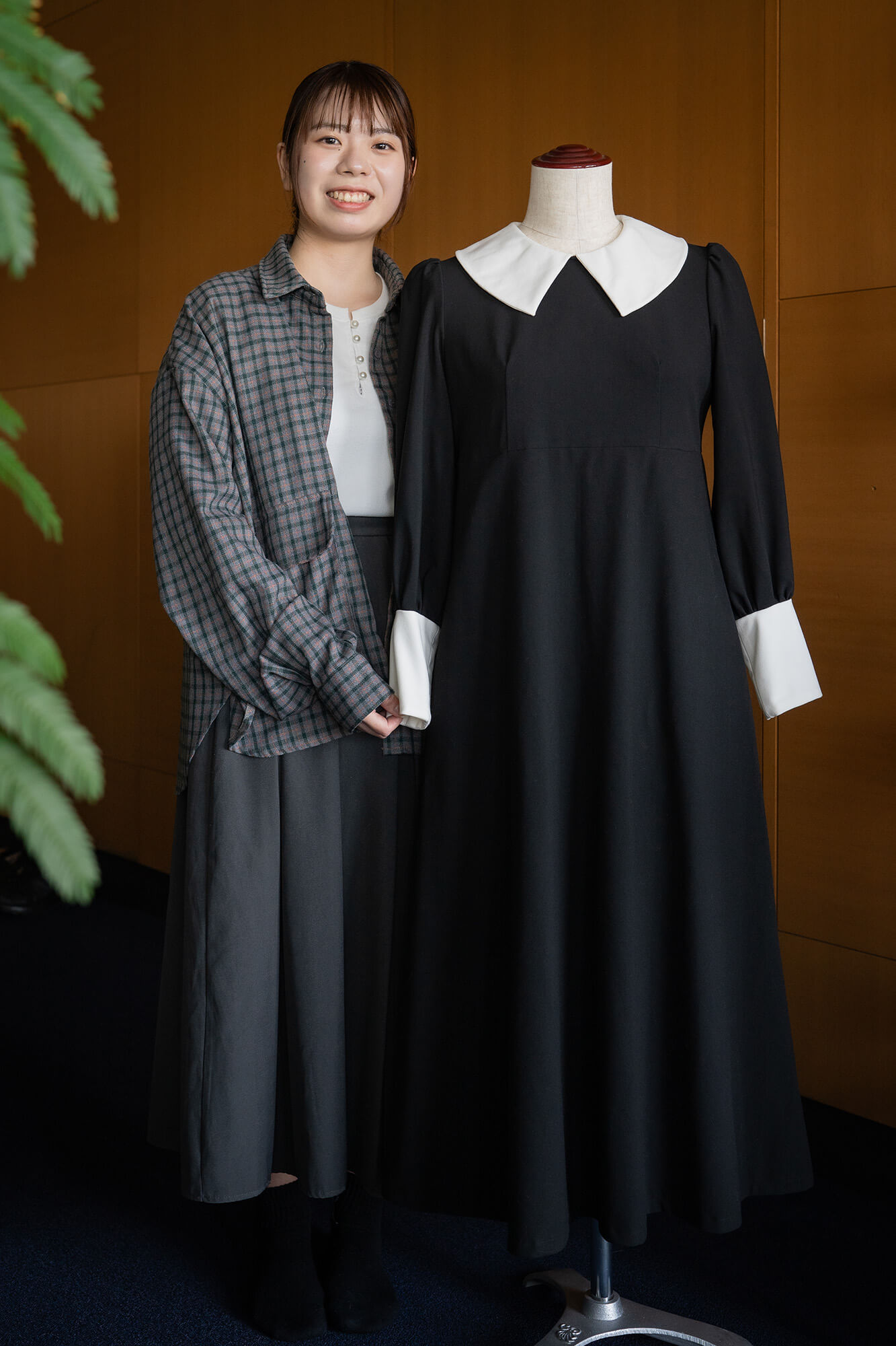 安達友香さんとワンピースを着たトルソーが並んでいる写真