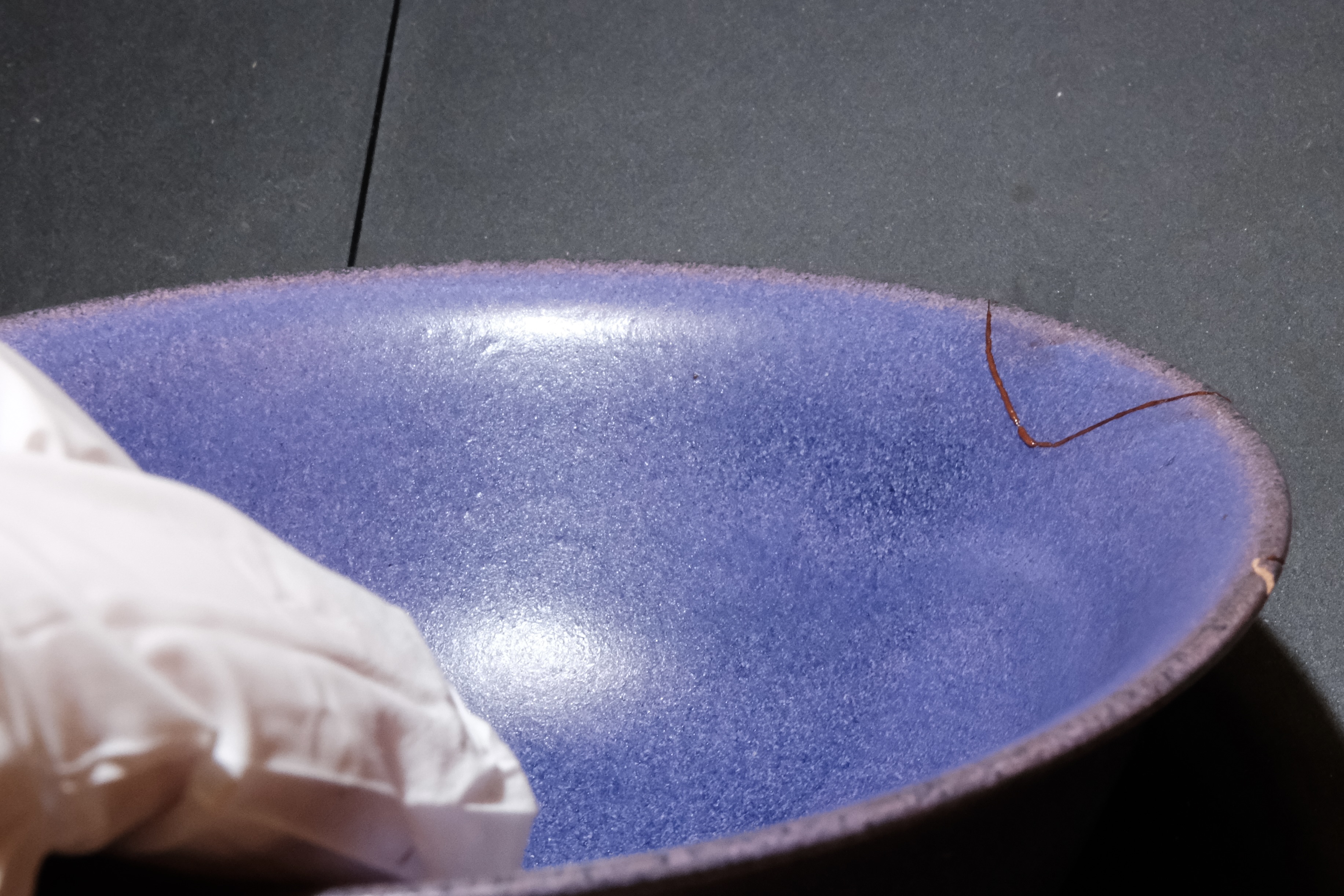 写真:茶わんの破片が本体にくっつけられている