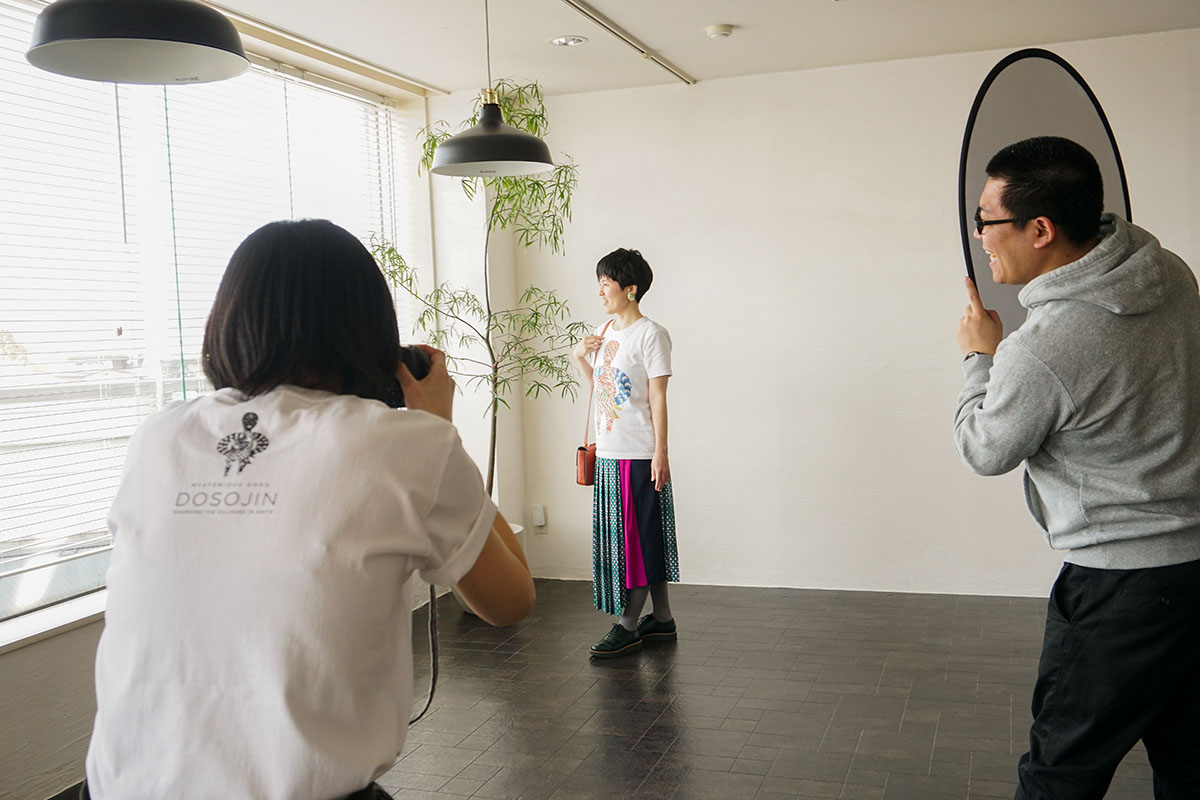 秋田人形道祖神Tシャツ撮影風景