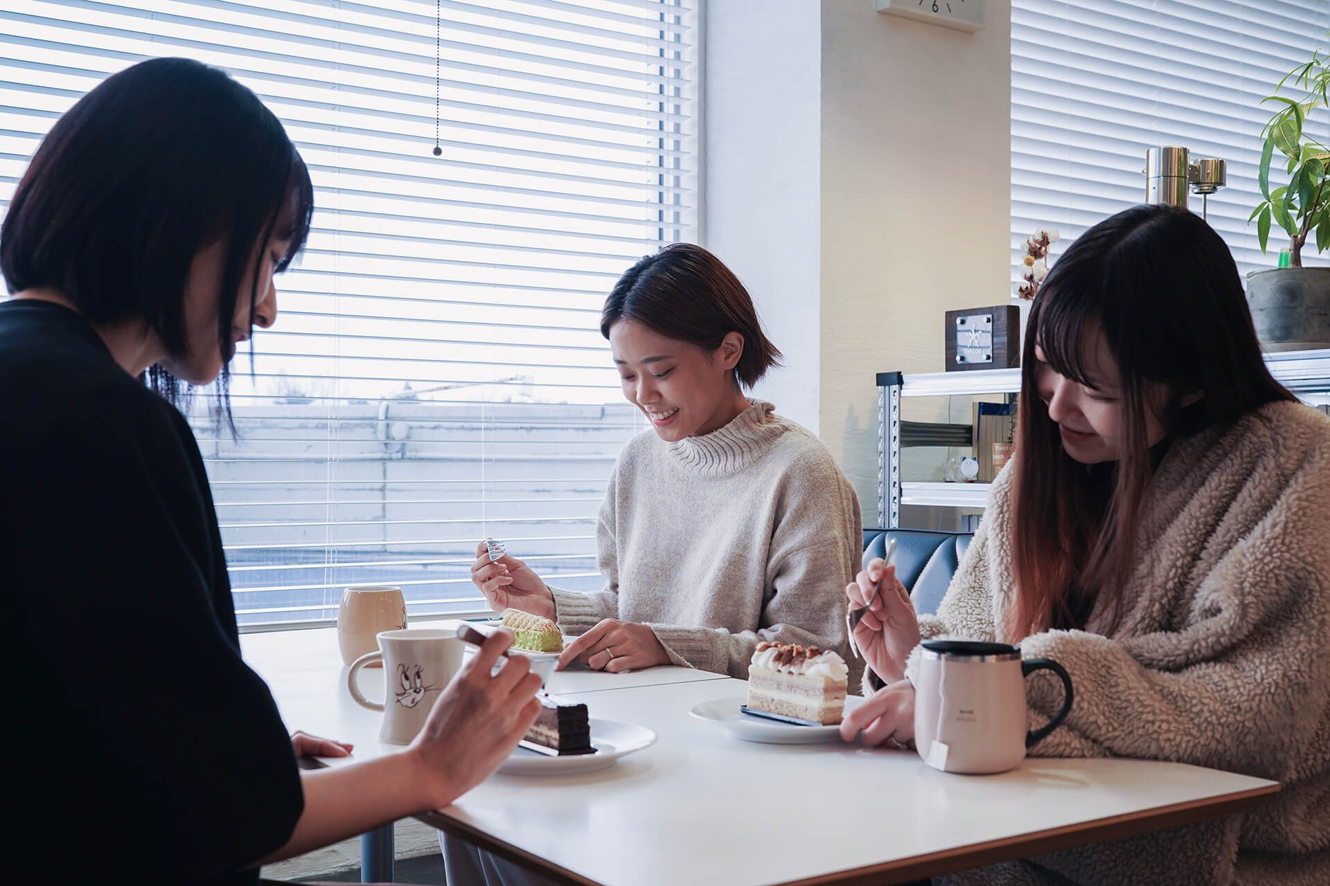 パティスリー ドゥ・フィーユのケーキを食べる夏井さん、龍神さん、高木さん