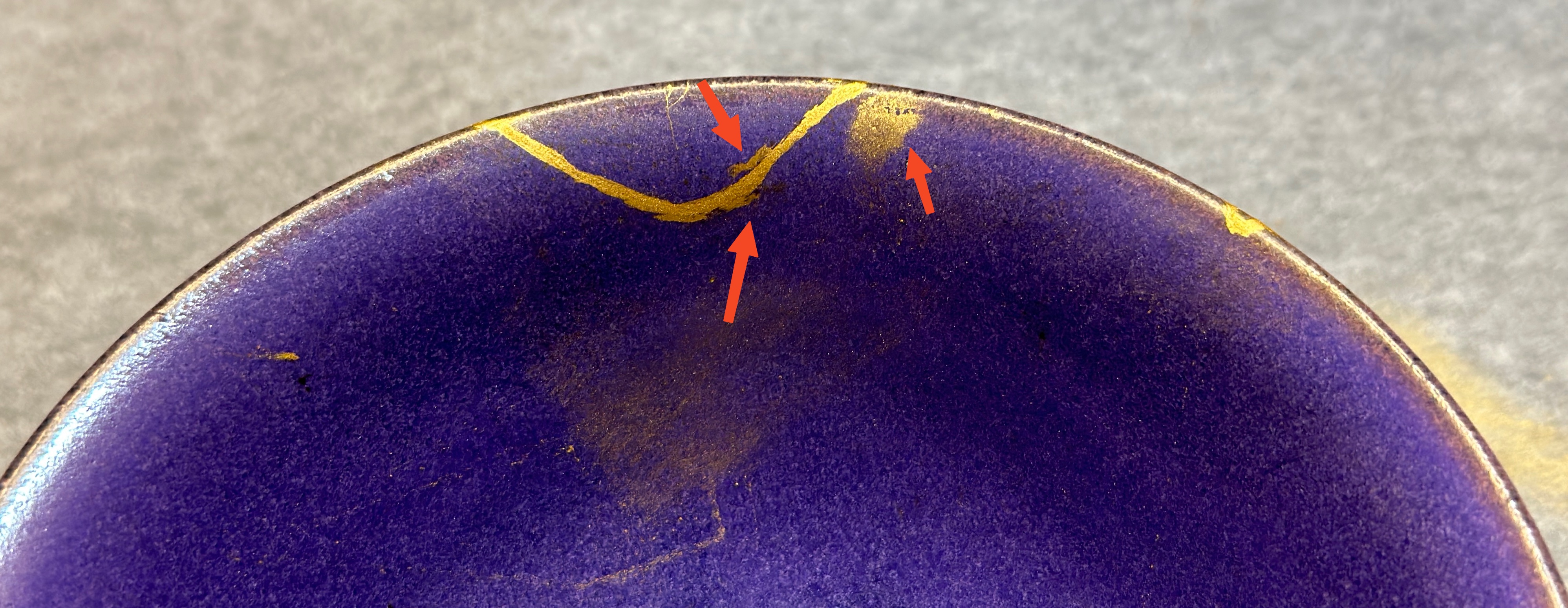 写真:茶わんの余計なところに金粉が付着している