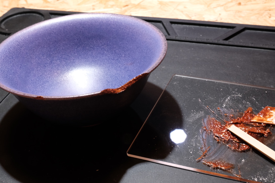 写真:麦漆が茶わんの断面に塗られている