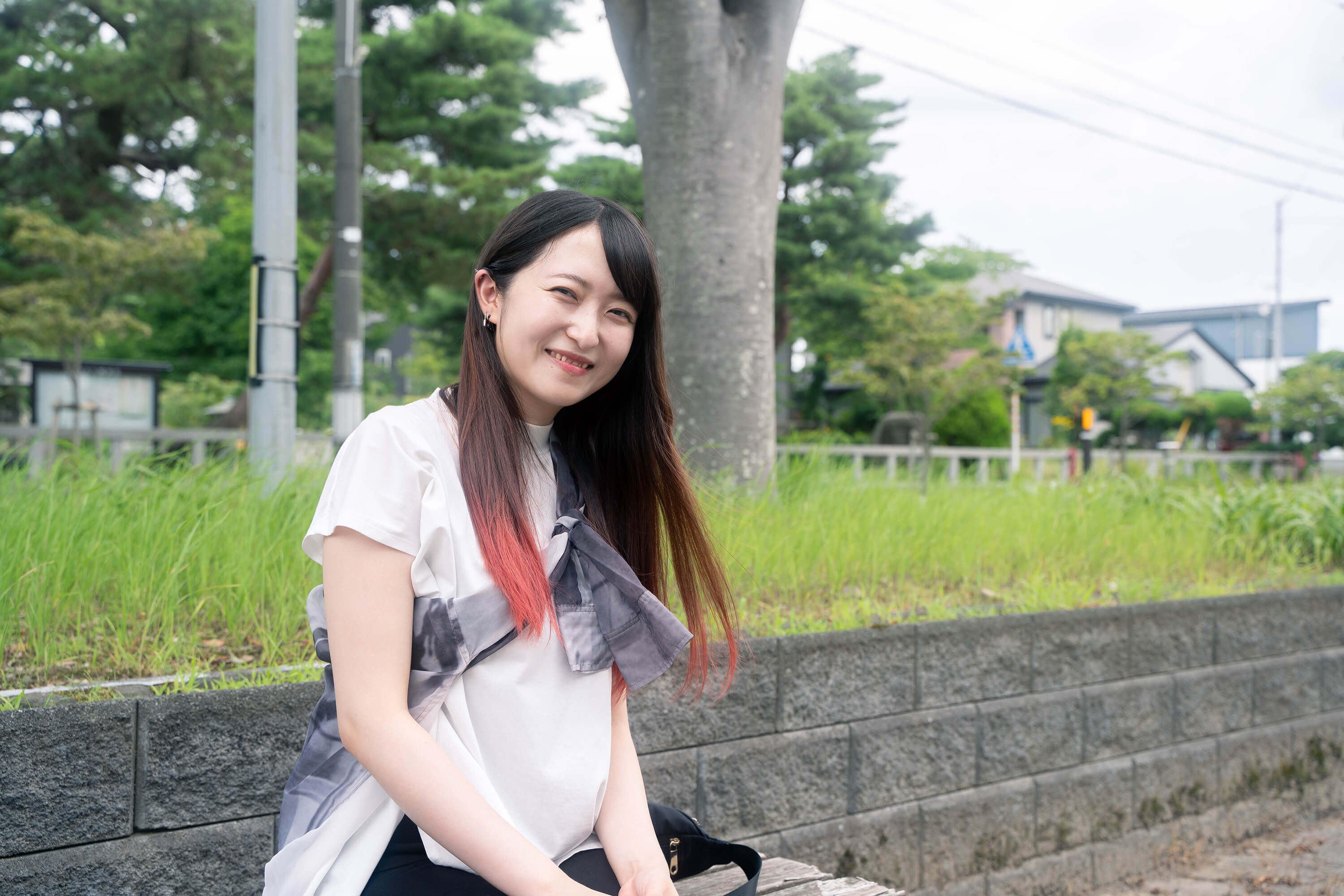 ベンチに座る髙木さん