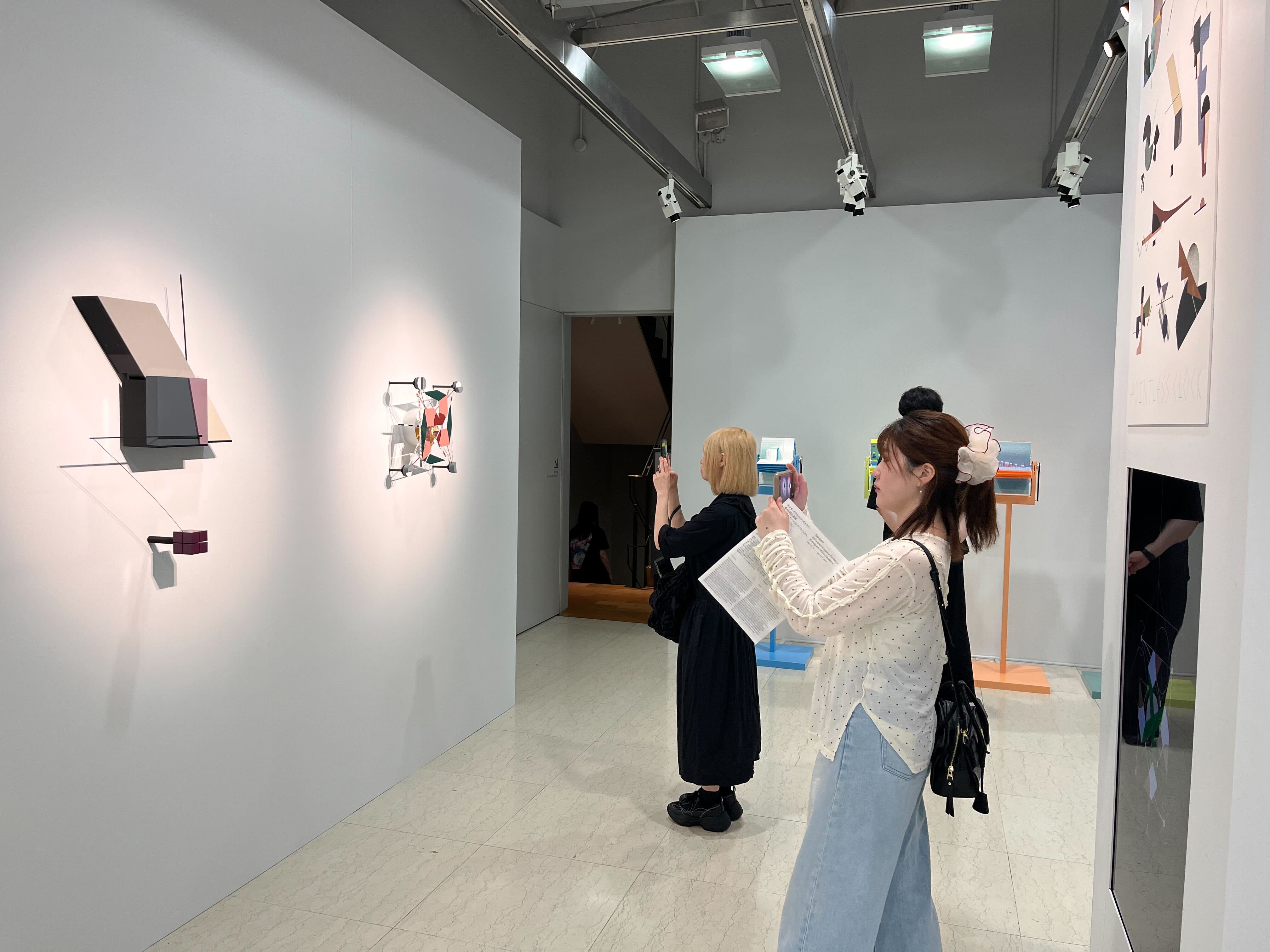 「モーショングラフィックス展」を鑑賞している様子