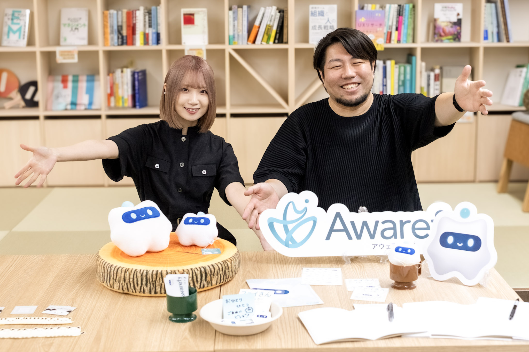 Awarefy企業ブースでポーズをとるneccoメンバー