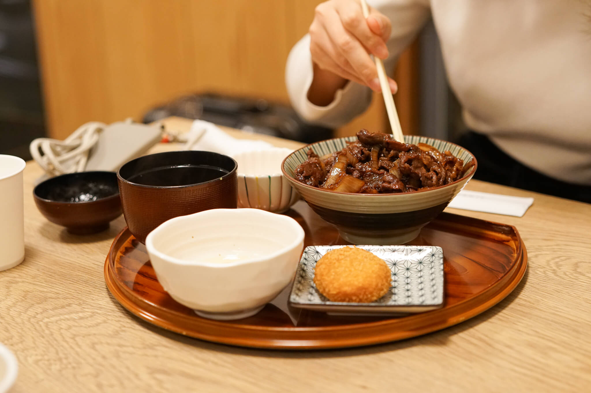 豚捨の上牛丼セットとコロッケの写真